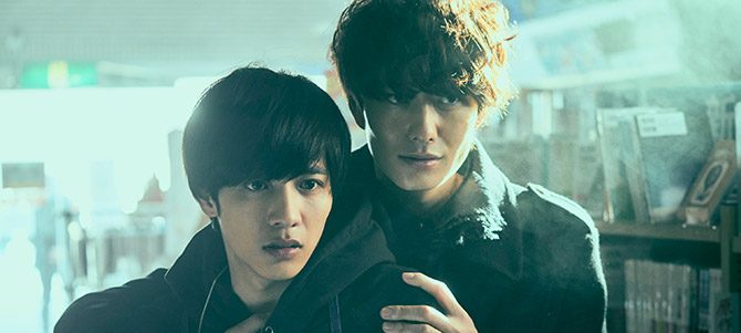 さんかく窓の外側は夜