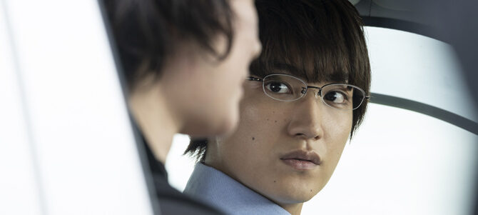 先生、私の隣に座っていただけませんか？