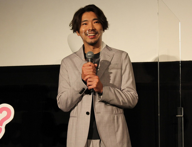 先生、私の隣に座っていただけませんか?