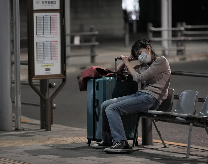 夜明けまでバス停で