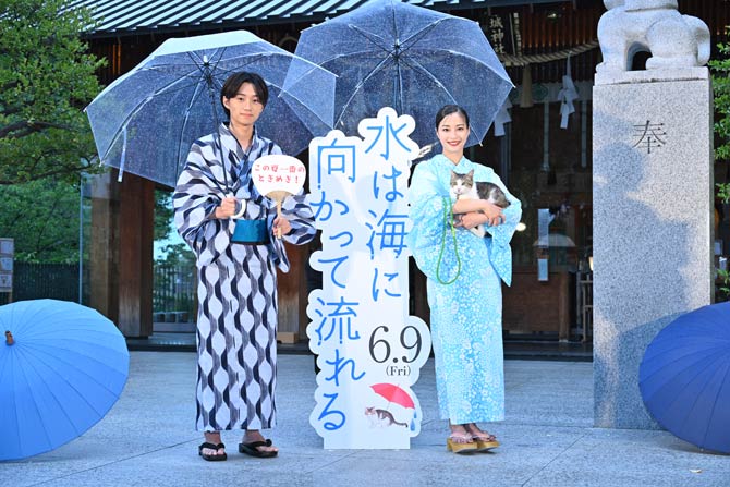 水は海に向かって流れる