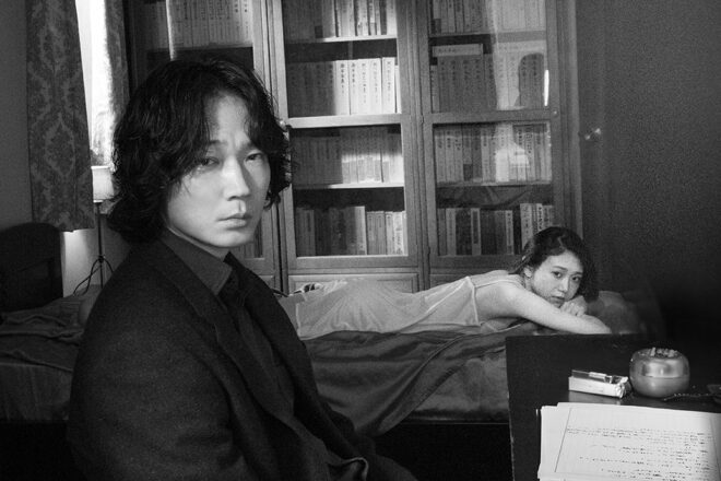 415948_s02 星と月は天の穴