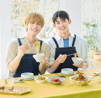 &TEAMが雑誌『オレンジページ』で韓国ごはんにトライ！ コウケンテツの誌上料理レッスン【6/17発売・予約受付中】 ～&TEAM TAKIさん、JOさんが「チャプチェ」を手作り！　エプロン姿も披露～