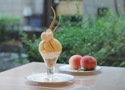 北九州・千草ホテル、毎年完売の「うきはの桃まるごとパルフェ」を7/1より提供　料理長が五感で見極める”完熟桃”を贅沢に一玉使用