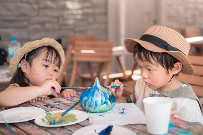 【淡路島の夏休みはこれで決まり！】冒険の思い出をスライムに刻もう！ニジゲンノモリ「ドラゴンクエスト アイランド」夏休み限定チケット『ファミリー冒険クラフトセット』