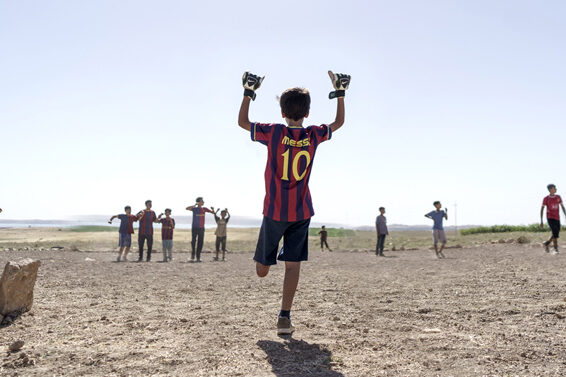 バグダッド・メッシ 片足のサッカー少年