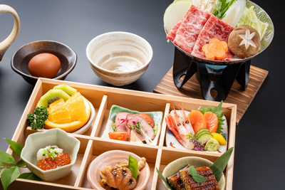 兵庫・城崎にある"まちごと温泉街"で、但馬牛すき焼きと夢花火「湯宿ささくら」で、浴衣と下駄で巡る日本の夏を1泊2食付きプラン、5つの外湯めぐり券つき