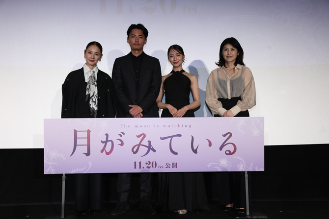 月がみている